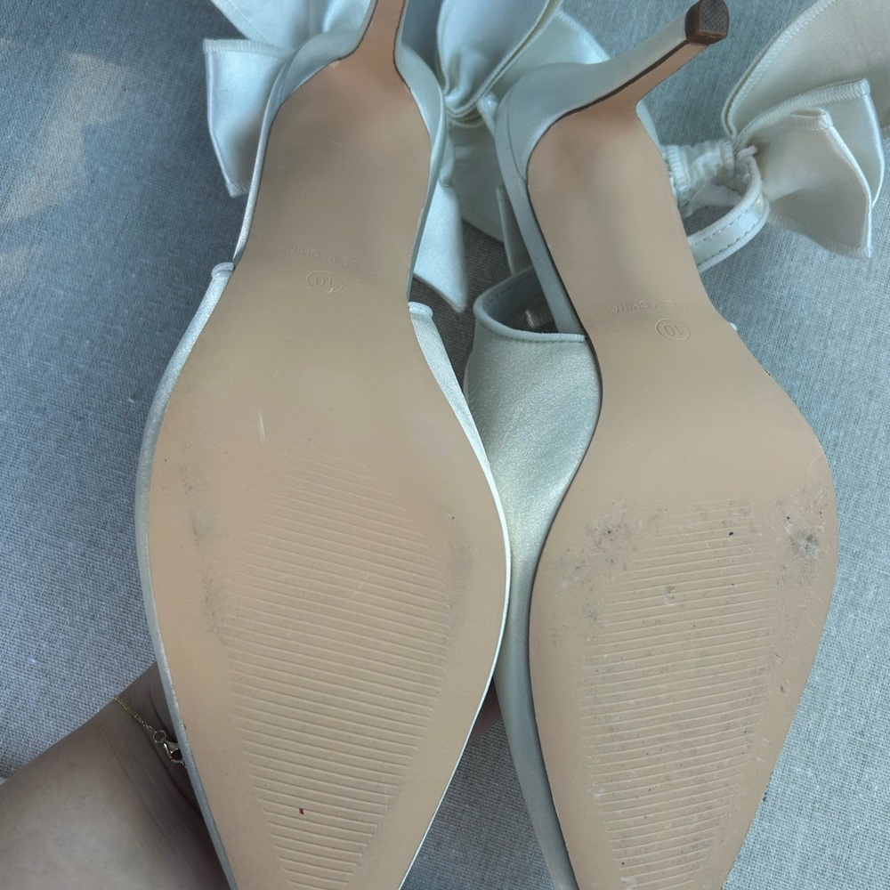 Elegant White Pointed-Toe Bow Flats - Picture 12 of 12